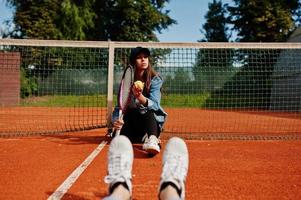 jeune joueuse sportive avec une raquette de tennis sur un court de tennis. photo