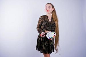 belle femme artiste peintre avec des pinceaux posant en studio isolé sur blanc. photo