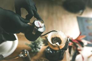 Le café vietnamien filtré ou versé La bière goutte à goutte de café vietnamien est une méthode qui consiste à verser de l'eau sur les grains de café torréfiés moulus contenus dans un café filtre en Asie. photo