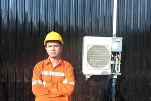 un technicien professionnel de la climatisation vérifiant le réfrigérant. photo