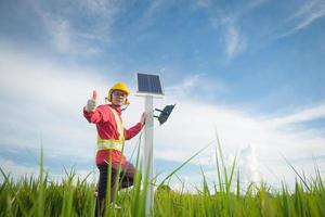 technicien de maintenance lors de l'installation de panneaux solaires photovoltaïques dans les terres agricoles photo