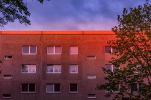 immeuble urbain au coucher du soleil à la lumière dorée photo