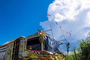 beaux motifs décorés sur de gros camions sur fond de ciel bleu photo