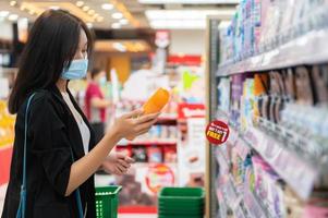 belle femme asiatique faisant du shopping avec des sacs à provisions au grand magasin, les thaïlandais font leurs courses au centre commercial, mode de vie d'une fille moderne, concept de femme heureuse photo