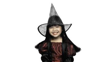 portrait d'une petite fille asiatique portant un costume de sorcière, concept de festival d'halloween photo