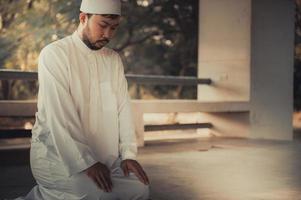 prière de l'homme islam asiatique, jeune musulman priant, concept du festival du ramadan photo