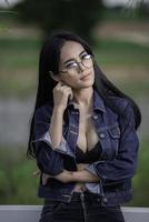 portrait d'une femme asiatique sexy portant un soutien-gorge noir sur le terrain, les thaïlandais prennent une photo