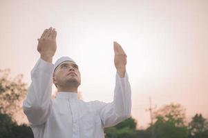 prière de l'homme islam asiatique, jeune musulman priant, concept du festival du ramadan photo