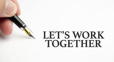 Travaillons ensemble des mots et un stylo sur fond blanc photo
