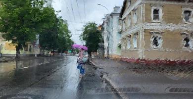 gouttes de pluie sur les vitres. mise au point sélective. fond de ville pluvieuse photo