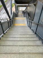 la tuile de bloc braille entre le palier de l'escalier moderne. photo