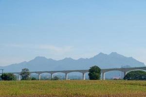 le pont ferroviaire surélevé du projet à double voie est en construction pour franchir la ferme de maïs. photo