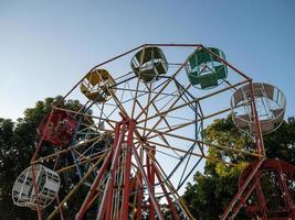 la petite grande roue du parc du festival local. photo