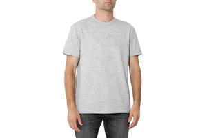 t-shirt sur un homme, isolé sur fond blanc, copiez l'espace photo