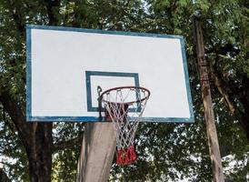 ancien panier de basket sur le poteau en béton. photo