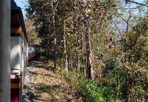 le train express va au sommet de la colline avec la chaîne de montagnes. photo