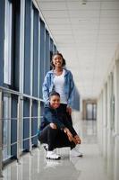 deux amies africaines en veste de jeans posées à l'intérieur ensemble. photo