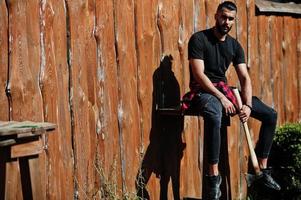 hipster arabe barbe homme bûcheron tenir la hache. photo