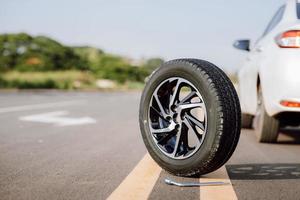 roue de secours sur la route. concept pour changer un pneu crevé sur route. photo