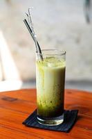 glace matcha latte photographie en gros plan avec fond bokeh photo premium