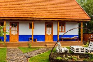 maison rurale en argile et toit en argile. la maison de campagne idéale pour le repos et la détente au sein de la nature photo