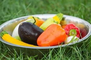 légumes frais dans un plat profond photo