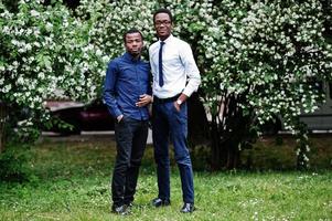 groupe de deux hommes afro-américains posés dans la rue de la ville. photo