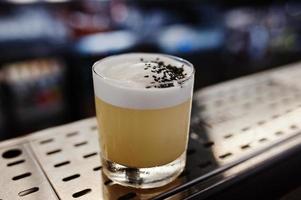 cocktail alcoolisé en verre sur table de bar. photo