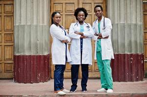 groupe d'étudiants en médecine africains près de l'université de médecine en plein air. photo