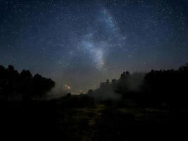 arrière-plan cosmique coloré avec lumière, étoiles brillantes, poussière d'étoiles et nébuleuse. photo pour les illustrations, flyers de fête, affiches, bannières