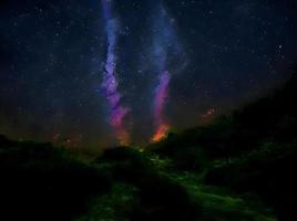 galaxie de la voie lactée, sur une photographie à longue exposition de haute montagne, avec grain. l'image contient un certain grain ou du bruit et une mise au point douce. photo