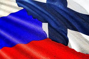la russie et l'ukraine sont en guerre, et pour cela, les relations entre la finlande et la russie sont en crise. un concept rétro a été créé en attachant un drapeau cassé, une affiche de fond d'illustration 3d. photo