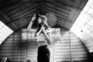 jeune joueuse sportive avec une raquette de tennis sur un court de tennis. photo