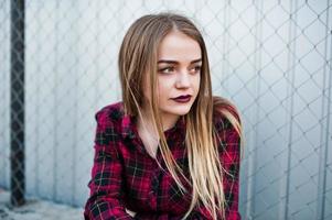 jeune fille hipster en chemise à carreaux posée en plein air. photo