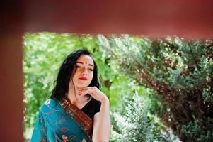 portrait d'une belle fille de brumette indienne ou d'un modèle de femme hindoue. costume traditionnel indien lehenga choli. photo