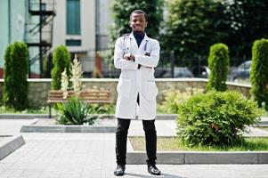 médecin afro-américain mâle en blouse de laboratoire avec stéthoscope en plein air. photo