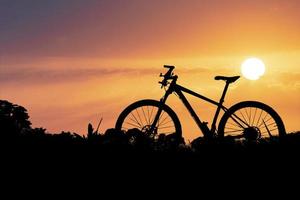 silhouette de vélo de montagne dans une belle vue. concept de cyclisme et d'aventure photo