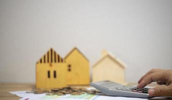 concept d'argent et de finances pour calculer les revenus et les dépenses tas de pièces sur du papier millimétré sur la table. économiser de l'argent pour acheter une maison. photo