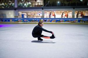 femme patineuse artistique à la patinoire. photo