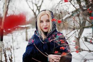 fille blonde avec écharpe brodée à la main posée au jour d'hiver. mouchoir femme. photo