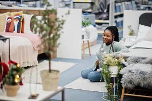 femme africaine choisissant les bons meubles pour son appartement dans un magasin d'ameublement moderne. photo