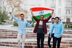 groupe de quatre hommes indiens d'asie du sud avec le drapeau de l'inde. photo