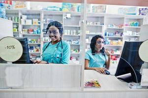 deux pharmaciens afro-américains travaillant dans une pharmacie à la pharmacie hospitalière. soins de santé africains. photo