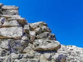 ruines antiques de tulum site maya temple pyramides artefacts paysage marin mexique. photo