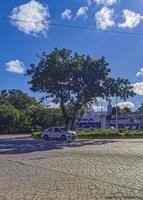 cancun quintana roo mexico 2022 bâtiments typiques de voitures de route de rue et paysage urbain de cancun mexique. photo