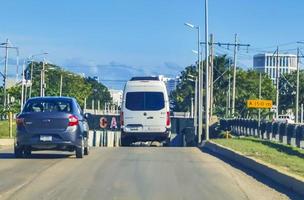 cancun quintana roo mexico 2022 bâtiments typiques de voitures de route de rue et paysage urbain de cancun mexique. photo