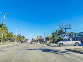 cancun quintana roo mexico 2022 bâtiments typiques de voitures de route de rue et paysage urbain de cancun mexique. photo