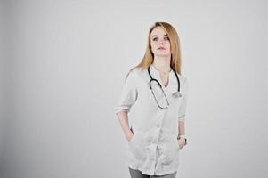 Infirmière médecin blonde avec stéthoscope isolé sur fond blanc. photo