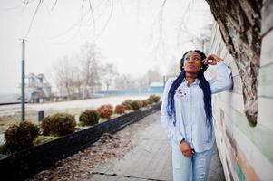 élégante fille afro-américaine avec des dreads en plein air. photo