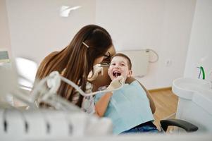 petit garçon à la chaise de dentiste. enfants dentaires. photo